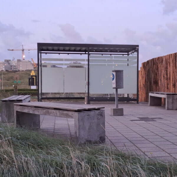 Rookabri online bestellen met transparante wanden Rookabri met ESG glazen wanden, zeefdruk voor extra privacy en een verzinkt gepoedercoat frame in een donkere RAL-kleur, geplaatst in een buitenomgeving.