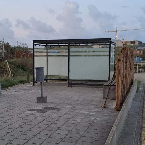 Rookabri met ESG glazen wanden en privacy-zeefdruk, geplaatst op een betegelde buitenlocatie met een donkere gepoedercoate staalconstructie.