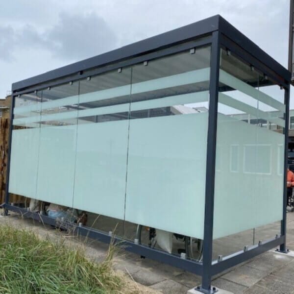 Rookabri met ESG glazen wanden, voorzien van optionele zeefdruk en een gepoedercoat stalen frame in RAL-kleur naar keuze.