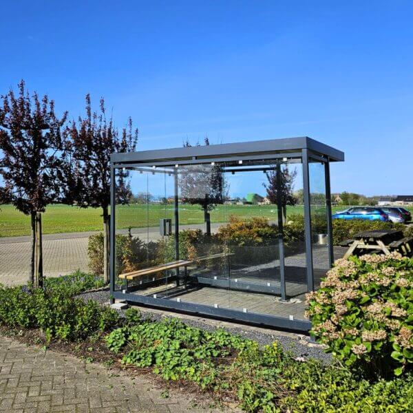 Umfeldt rookoverkapping direct aanschaffen Rokershok met glazen wanden, zitbankje, antraciet stalen frame en RVS asbak, geplaatst in buitenruimte