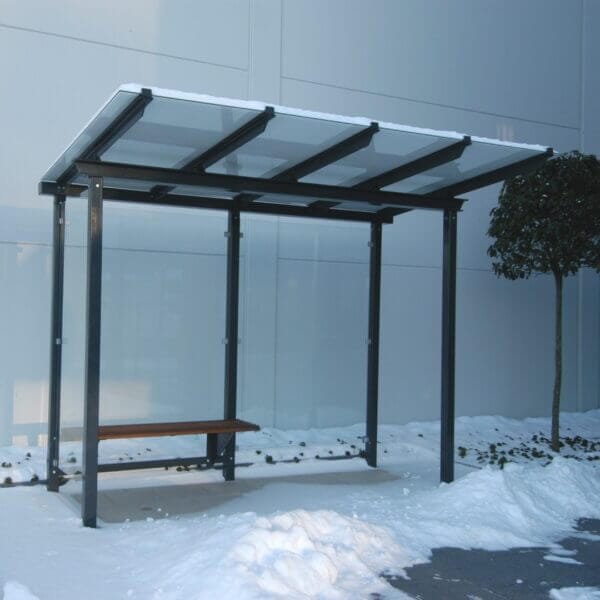 Rookabri met glazen dak en zitbank – geschikt voor sneeuwbelasting Rookabri met ESG glazen dak, stalen frame in RAL 7016 en houten zitbank, geschikt voor plaatsing in sneeuwrijke gebieden.