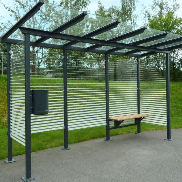 Rookabri met ESG glazen wanden voorzien van horizontale zeefdruk, stalen frame in RAL 7016, zitbank en wandasbak.