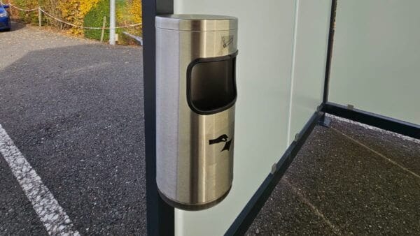 Rookoverkapping met asbak direct aanschaffen Wandasbak met geïntegreerde afvalbak van 10 liter in een rookoverkapping van Umfeldt bij Friesland Campina in Bedum.