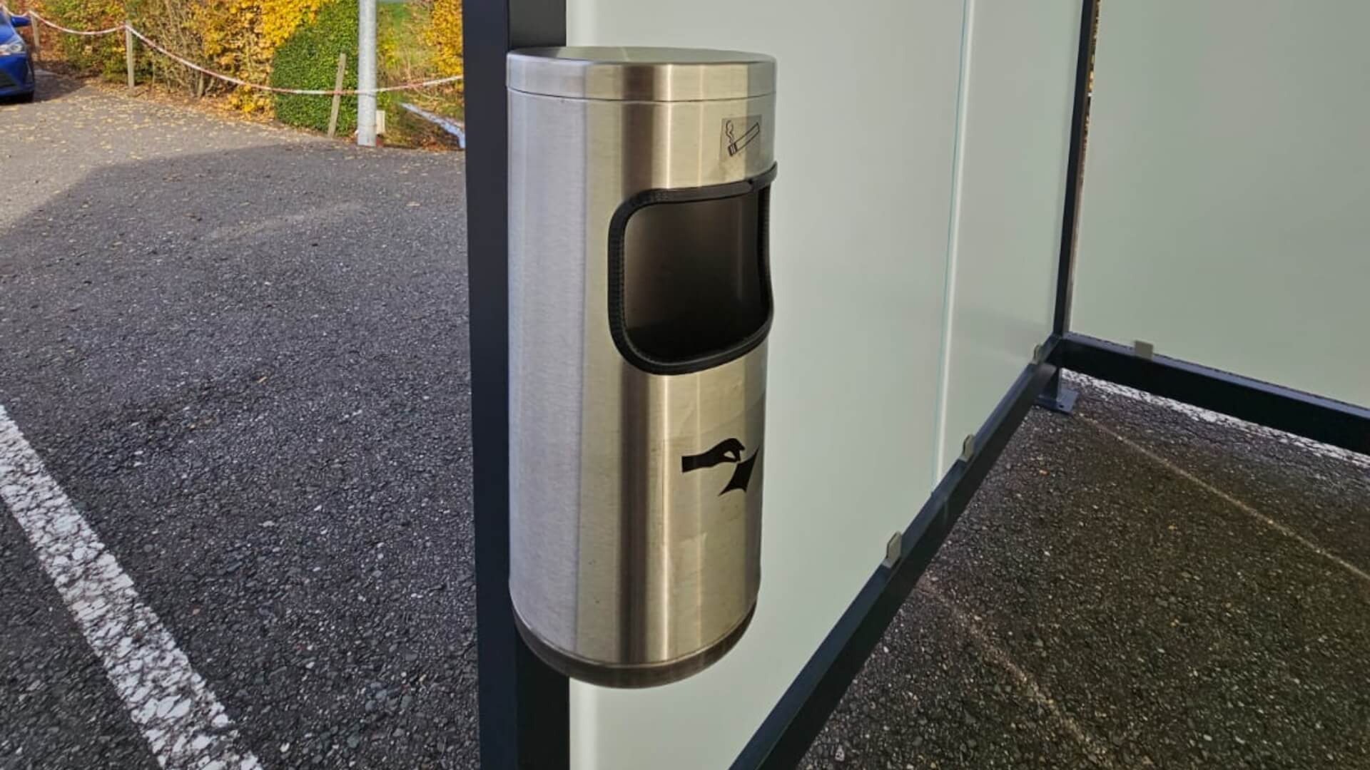 Wandasbak met geïntegreerde afvalbak van 10 liter in een prefab rookoverkapping van Umfeldt in Bedum.