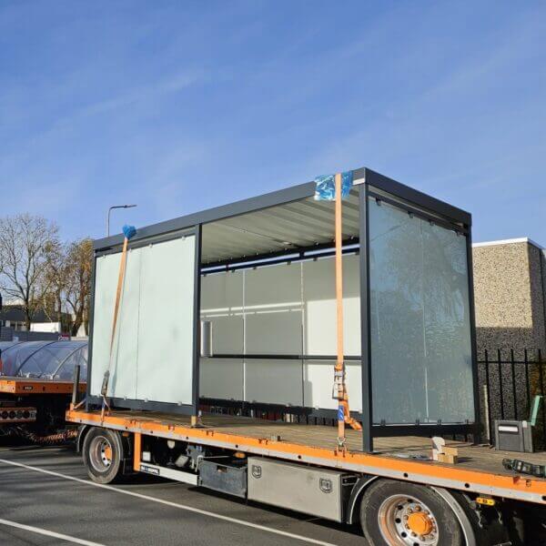 Rookruimte buiten kopen voor bedrijven Rookruimte buiten met glazen en gesloten wanden, vervoerd op een vrachtwagen voor plaatsing op locatie.