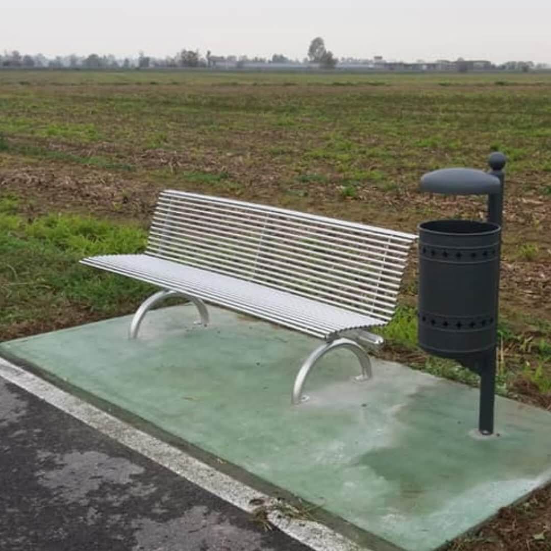 Duurzame RVS parkbank, ideaal voor openbare ruimtes en fietspaden.