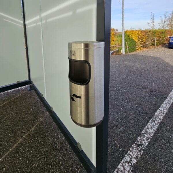 RVS wandasbak 10L in rookabri kopen Detail van een RVS wandasbak met 10 liter inhoud, gemonteerd in een rookabri met glazen zijwand.