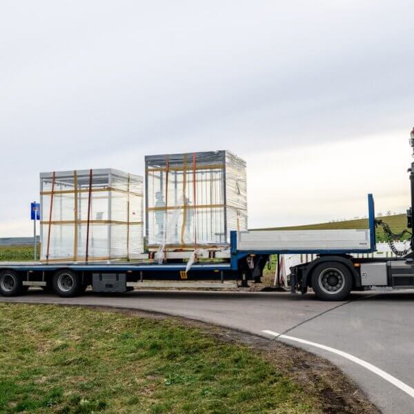 Rrokabri Keulen inclusief tranport direct online bestellen Twee rookabri’s op transport, zorgvuldig verpakt en vastgezet op een vrachtwagen voor levering op locatie.