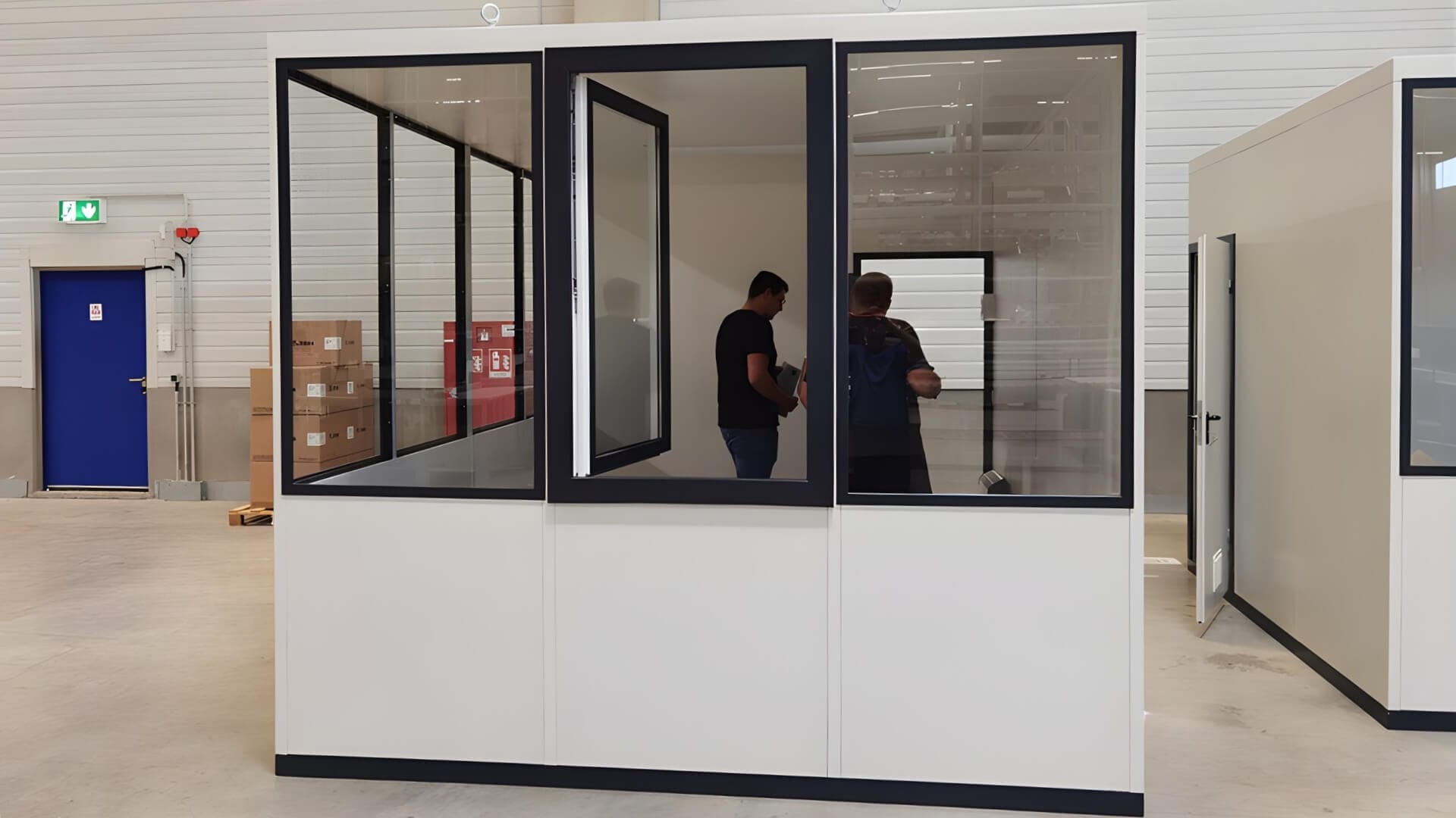 Modulaire binnen kantoorunit W serie 4x3m met deur en ramen in bedrijfshal en 2 personen.