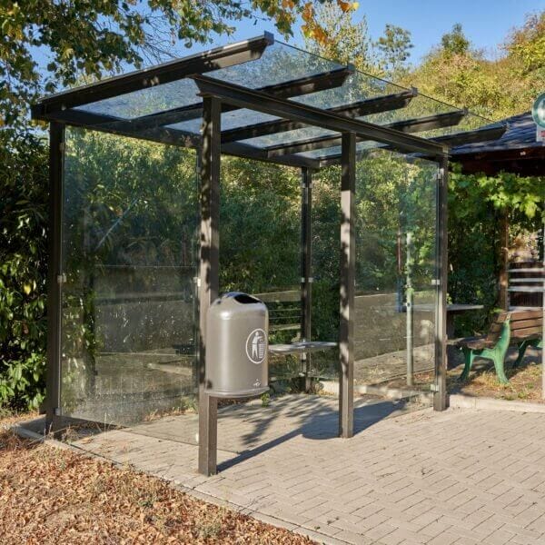 Rookcabine buiten met glazen panelen en overkapping