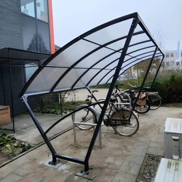Fietsoverkapping met fietsbeugel direct aanschaffen Fietsoverkapping van 5 meter in RAL-7016 geplaatst in Woerden en voorzien van 4 fietsbaugels.