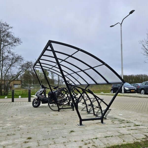 Robuuste fietsenstalling boogkap, geschikt voor 10-12 fietsen Fiets overkapping met ruimte voor meerdere fietsen, waarin fiets en scooter geparkeerd staat.