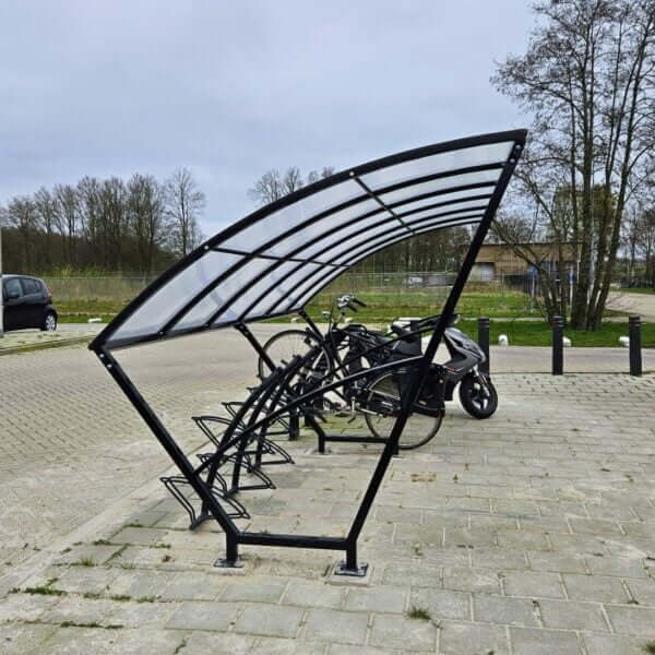 Stalen fietsenstalling voor 10 fietsen met boogkap Fietsenstalling van staal voor 10 fietsen geplaats op betonpoeren bij een carpool