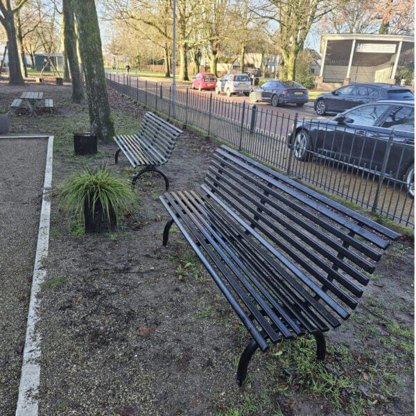 Buitenbank in RAL-9005 direct online kopen Riviera buitenbanken van gegalvaniseerd staal in RAL-9005 geplaatst bij Dorpshuis d’ Olde School Terwolde langs de openbare buitenruimte