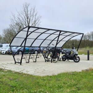 Boogkap rijwieloverkapping voor 12 fietsen bij carpool. In zwart 5 meter.