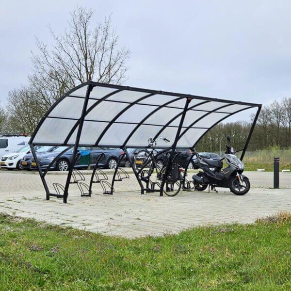 Boogkap fietsoverkapping van 5 meter voor stallen van 12 fietsen, geplaats bij een carpool.