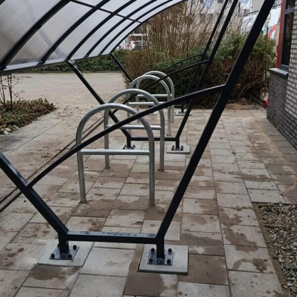 Fietsbeugel direct online kopen Fietsbeugel voor stallen van fietsen, voorzien van een tussenbuis en geplaatst onder een fietsoverkapping van 5 meter.