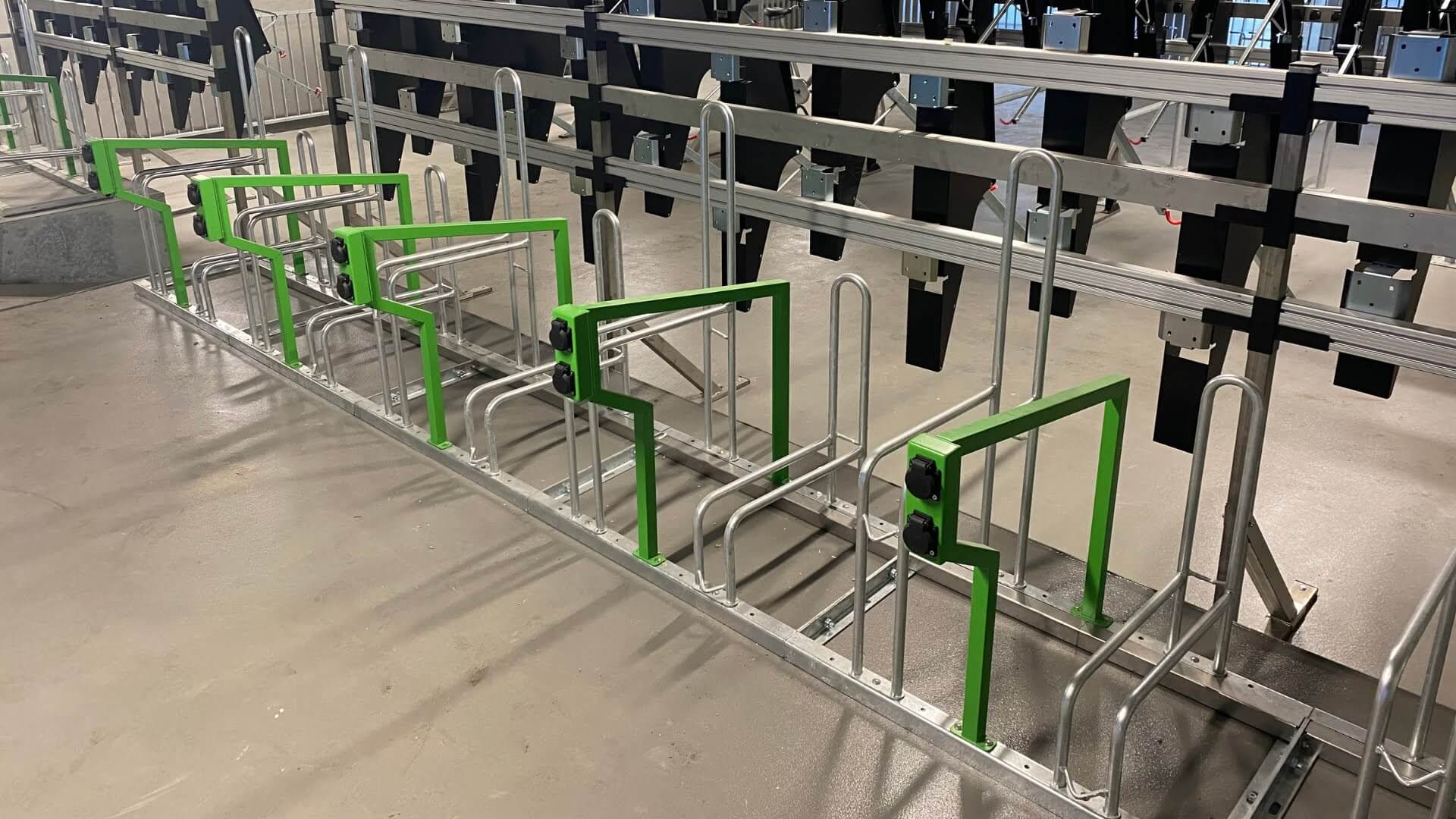 Fietsenrekken met geïntegreerde oplaadpunten voor e-bikes in parkeergarage