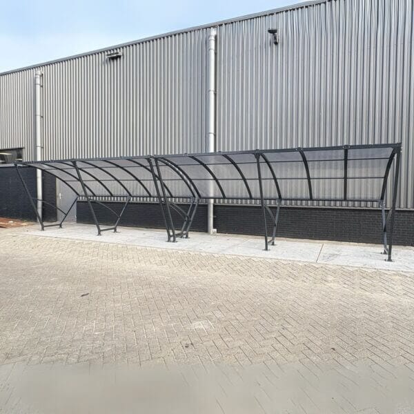 fietsenstalling van 10 meter direct aanschaffen Fietsenstalling van 10 meter geproduceerd van staal en polycarbonaat, in kleur zwart en geplaatst op beton