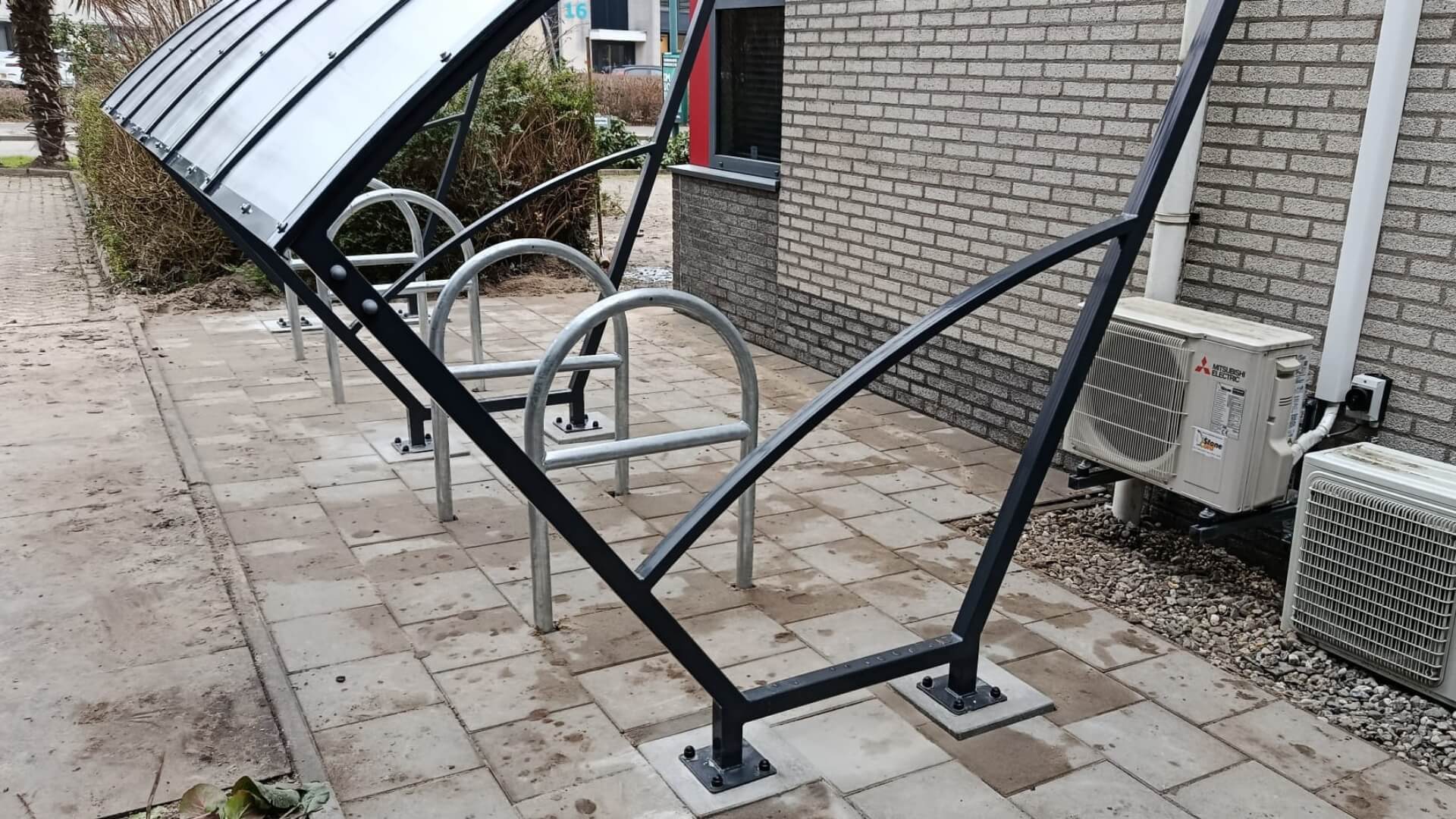 Fietsbeugel met betonvoet geplaatst in Woerden onder een Umfeldt fietsoverkapping van 5 meter.