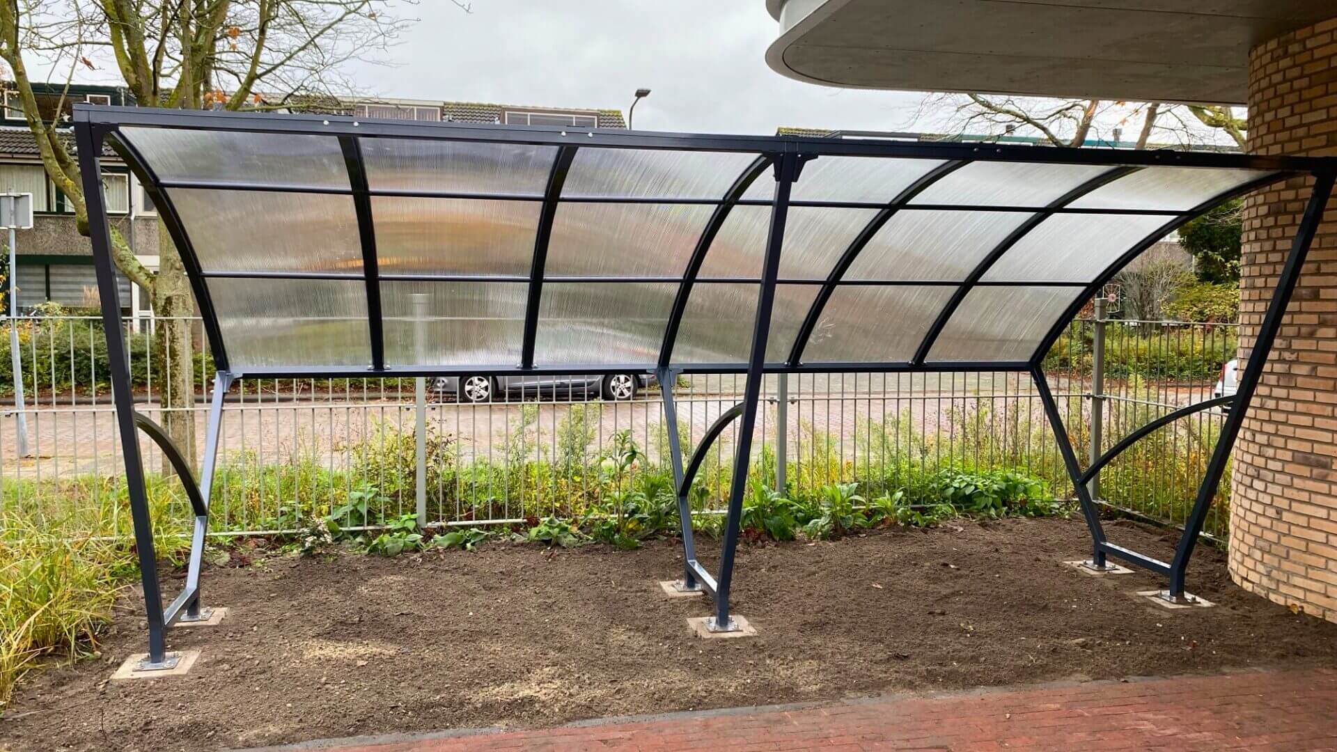 Fietsenstalling van 5 meter, vervaardigd uit staal met een polycarbonaat dak. Stijlvol, duurzaam en geschikt voor diverse locaties.