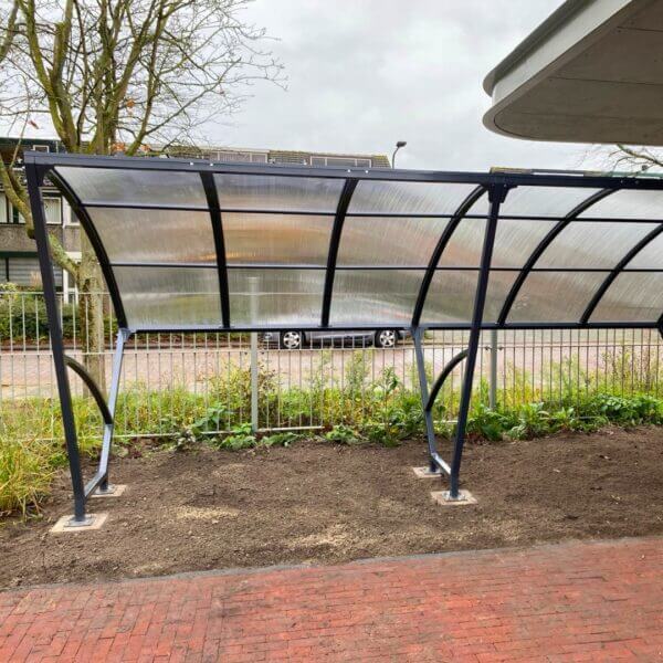 fietsoverkapping 5m kopen voor bedrijven Stevige fietsoverkapping van 5 meter met een robuust stalen frame en polycarbonaat dak, ideaal voor het droog en veilig stallen van fietsen.
