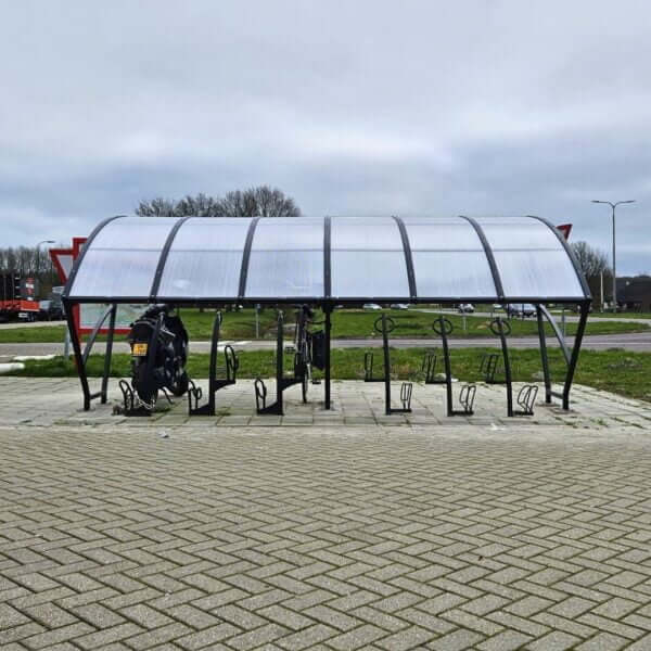 Fiets overkapping Marne zwart voor buitengebruik Fiets overkapping Marne zwart, 5 meter van staal en polycarbonaat, geplaatst op een carpool.