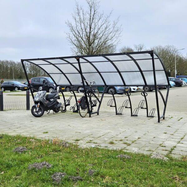 Overkapping voor fietsen zwart met polycarbonaat dak Overkapping voor fietsen, zwart met polycarbonaat dak, voorzien van fietsenrekken