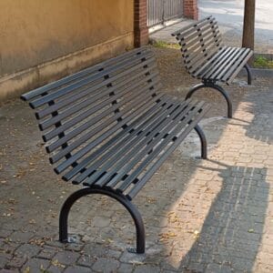 Parkbanken in klassieke uitvoering en verankerd in kleur antraciet.