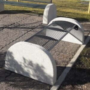 Moderne stalen straatbank met betonnen zijkanten, online te bestellen voor buitengebruik.
