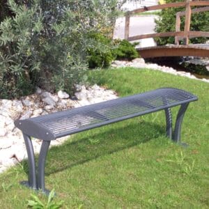 Stalen parkbank in antraciet zonder leuning, geplaatst in park.