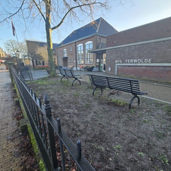 parkbanken aanschaffen voor dorpshuizen Riviera parkbanken van gegalvaniseerd staal in RAL-9005 bij Dorpshuis d’ Olde School Terwolde