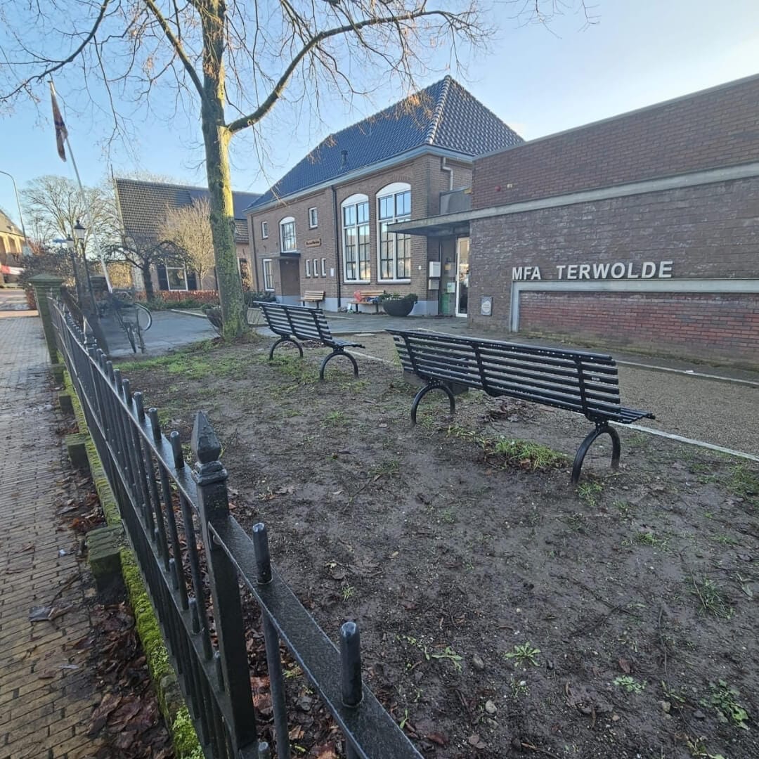 Riviera parkbanken van gegalvaniseerd staal in RAL-9005 bij Dorpshuis d’ Olde School Terwolde