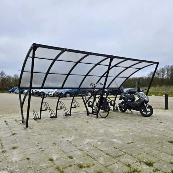 Fietsenstalling voor 10 tot 12 fietsen met boogkap Boogkap fietsenstalling met ruimte voor meerdere fietsen, aan te schaffen voor buitengebruik.