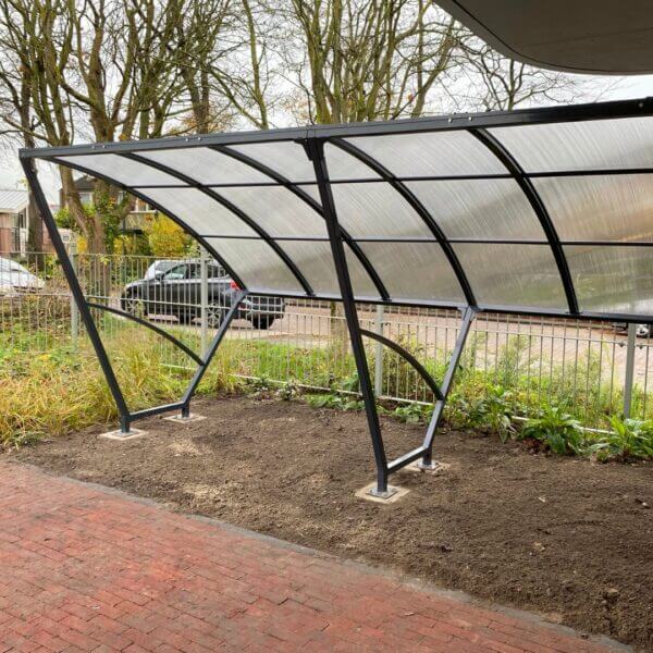rijwielstalling-marne-5m-lang-kopen Stevige fietsoverkapping van 5 meter met een robuust stalen frame en transparant polycarbonaat dak. Ideaal voor bescherming tegen weersinvloeden.