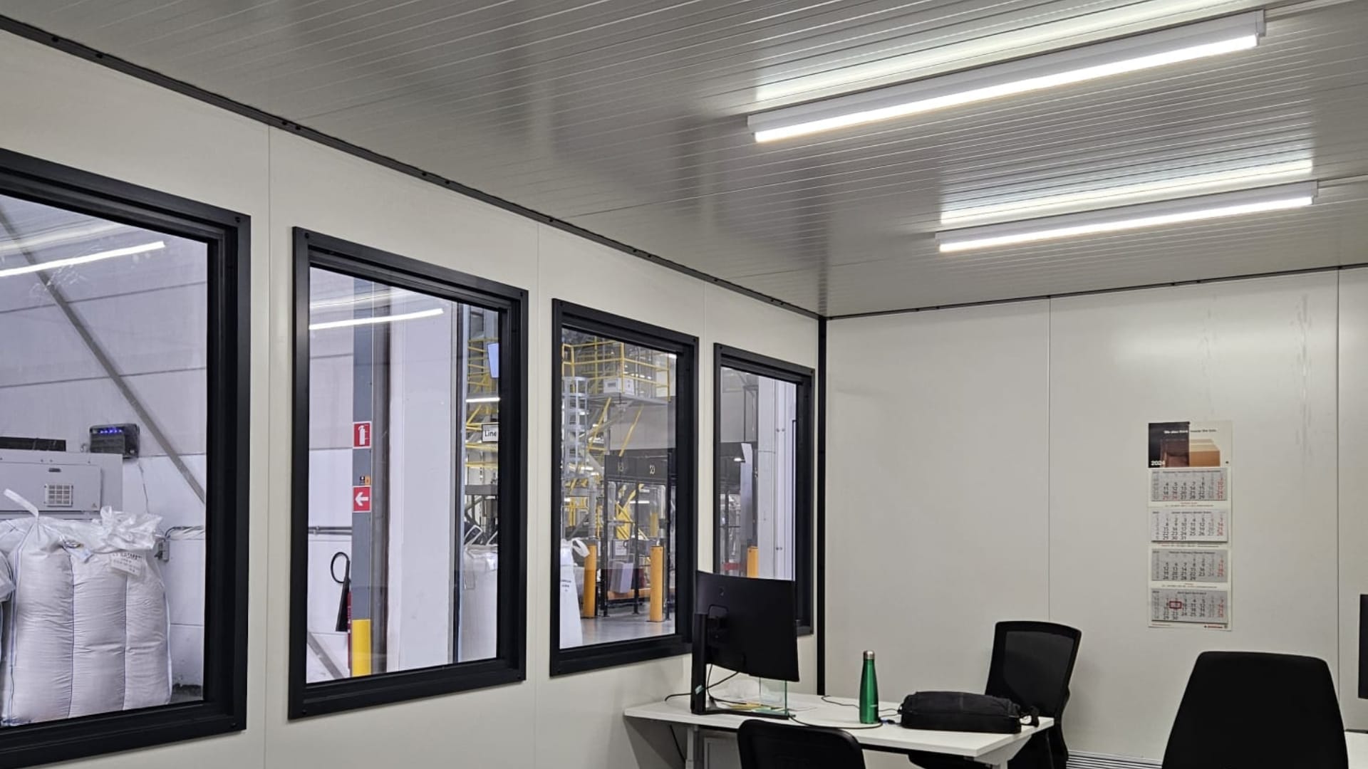 Binnenzijde kantoorunit Smart inclusief bureau en verlichting. Prefab geleverd voor opbouw op locatie
