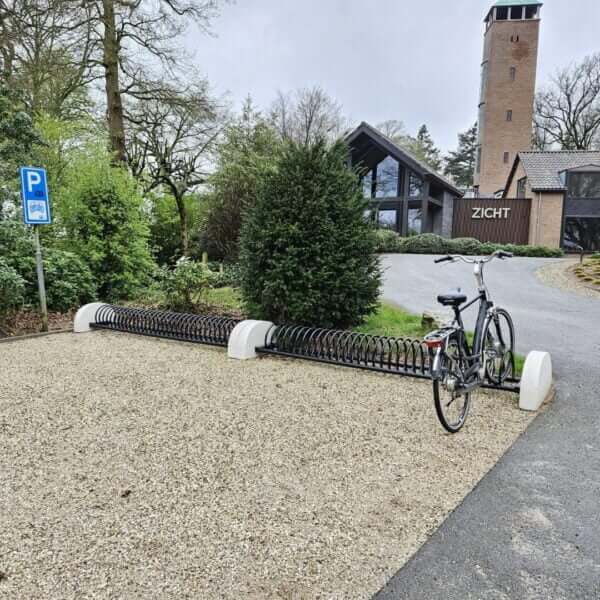 Een stevig vrijstaand fietsenrek, ideaal voor openbare en private fietsparkeerruimtes. Van staal en beton.