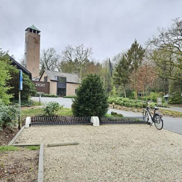 Vrijstaand fietsenrek Spirit Concrete met betonnen eindstukken, geschikt voor 9 fietsen in openbare ruimtes.