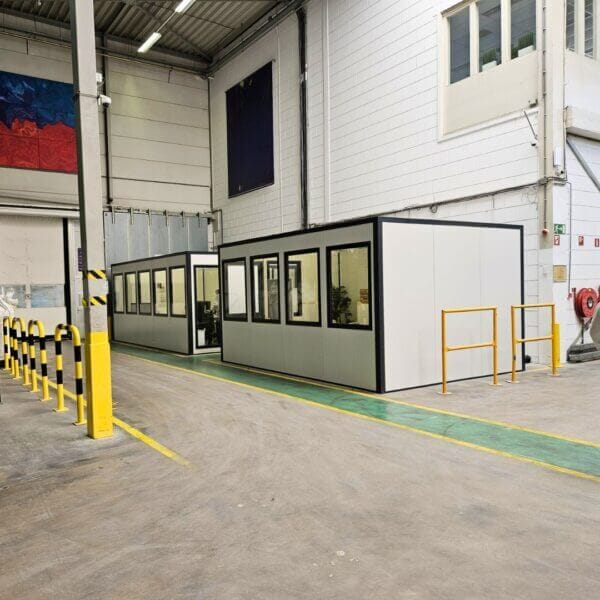 Zelfbouw kantoorunit direct online aanschaffen Zelfbouw kantoorunit van 4x3 meter in fabriekshal met raamindeling en afgeschermde werkruimte.