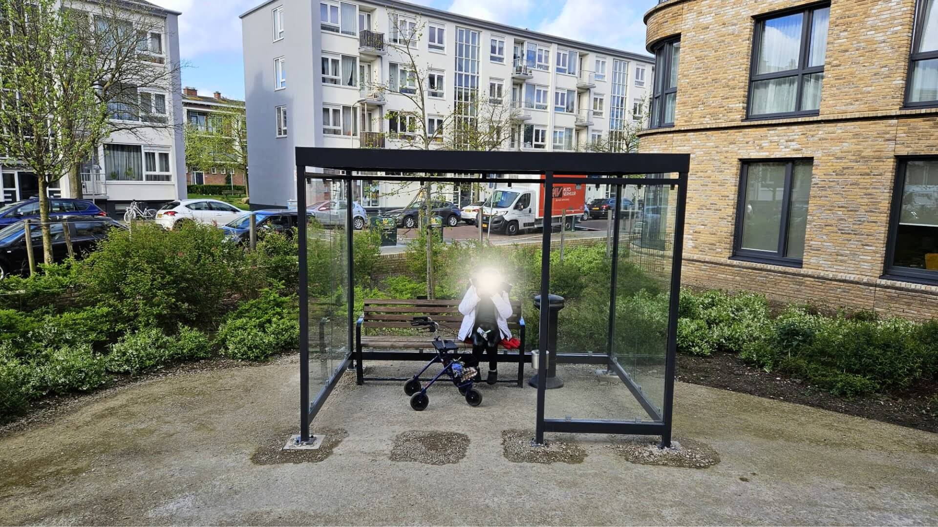 Rookoverkapping van staal en glas in zwart bij zorginstelling op betonpoeren