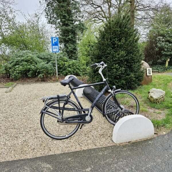 Fietsrek met betonvoeten voor stevige en stabiele plaatsing, ideaal voor openbare ruimtes en parkeerplekken.