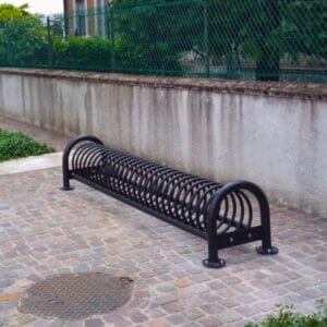 Vrijstaand stalen fietsenrek met spiraalvormig in RAL-9005 op bestrating geplaatst voor het stallen van fietsen.