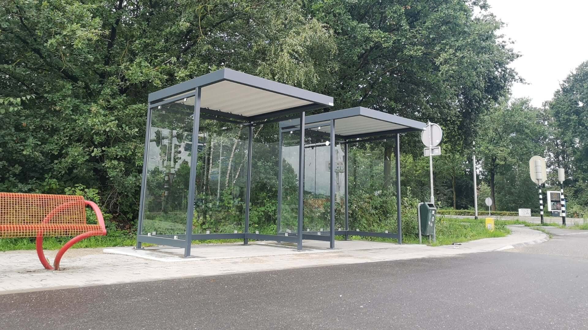 Overkapping ingezet als bushokje 