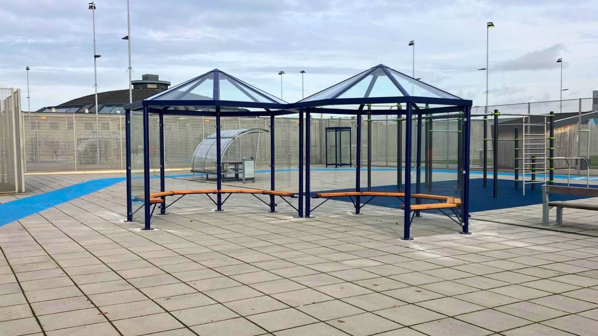 Paris paviljoen rookabri van staal met bankjes in antracietkleur