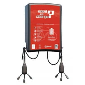 Wandgemonteerd laadstation voor elektrische fietsen met meerdere oplaadkabels en rood display.