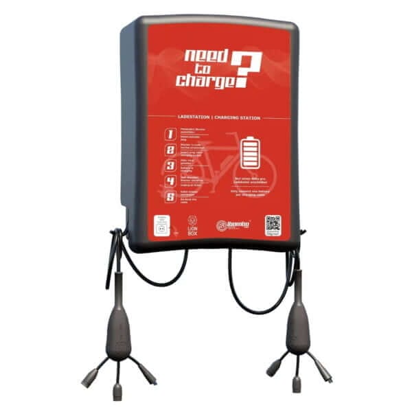 Wandgemonteerd laadstation voor elektrische fietsen met meerdere oplaadkabels en rood display.