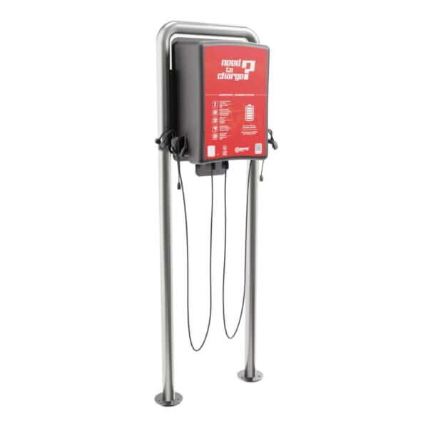 Vrijstaande fietslaadpaal met rood display, geschikt voor e-bikes en openbare ruimtes.