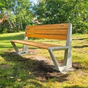 Parkbank van Umfeldt met houten zitting en rugleuning, geplaatst in het groen bij Landal