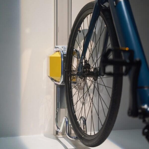 close-up-fietsenrek-verticaal-met-fiets Fietsendrager muur met gele lift en bevestigde fiets