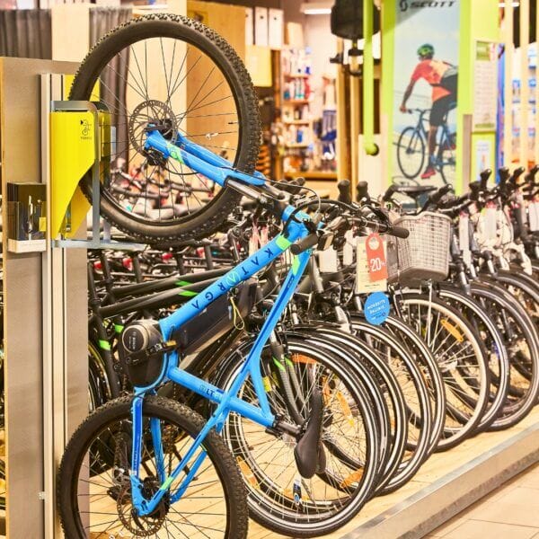 fietsenrek-met-ophangfunctie Verticaal fietsenrek met wandbevestiging en liftondersteuning